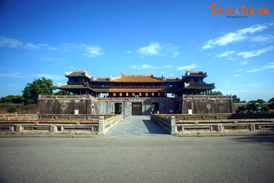  6. Hoàng thành Huế - Thừa Thiên Huế. Nằm ở thành phố Huế, Hoàng thành Huế - công trình trung tâm trong Di sản văn hóa thế giới Quần thể di tích Cố đô Huế - là chứng tích lịch sử quan trọng nhất về nhà Nguyễn - triều đại phong kiến cuối cùng của Việt Nam.