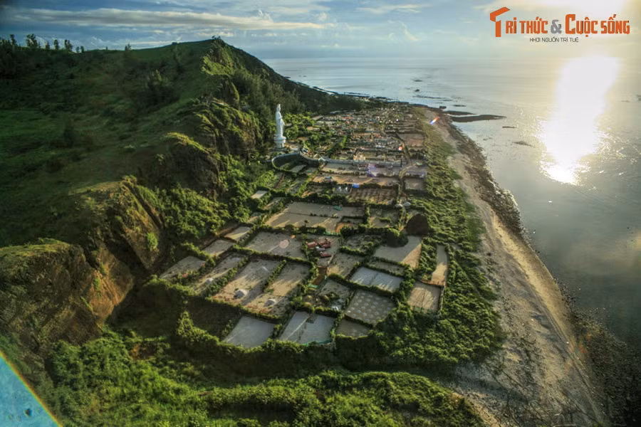  9. Đảo Lý Sơn - Quảng Ngãi. Sở hữu phong cảnh đẹp mê hồn cùng những nét văn hóa đặc trưng của cư dân miền biển, huyện đảo Lý Sơn của tỉnh Quảng Ngãi được coi là một trong những địa danh du lịch biển đảo hấp dẫn nhất Việt Nam.