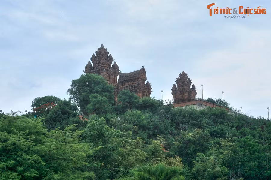  13. Tháp Po Klong Garai - Ninh Thuận. Nằm trên một ngọn đồi cao của thành phố Phan Rang – Tháp Chàm, tháp Po Klong Garai được coi là tòa tháp Chăm đẹp nhất Việt Nam. Công trình này được coi là một báu vật mà vương quốc Champa để lại cho hậu thế.