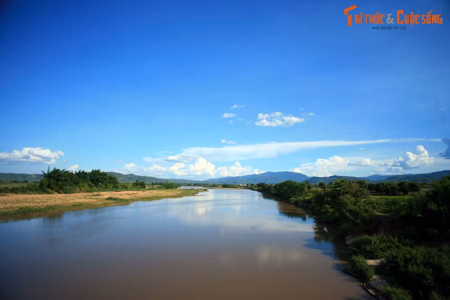 Sau đó sông đổi hướng Nam và Đông Nam, chảy qua huyện Phú Thiện trước khi đổ vào sông Ba ở thị xã Ayun Pa.