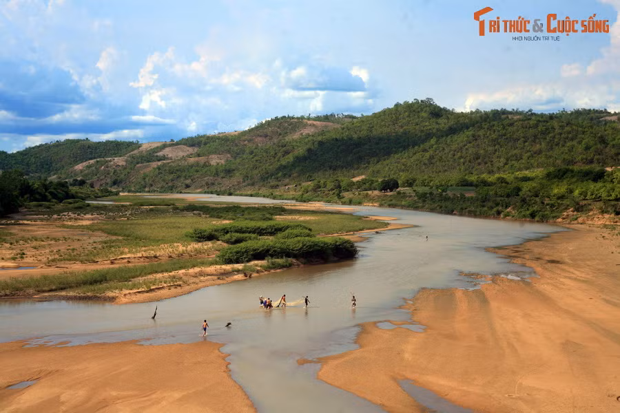 Thị xã Ayun Pa - đô thị lớn thứ ba của tỉnh Gia Lai - có tên gọi gắn liền với dòng sông này...
