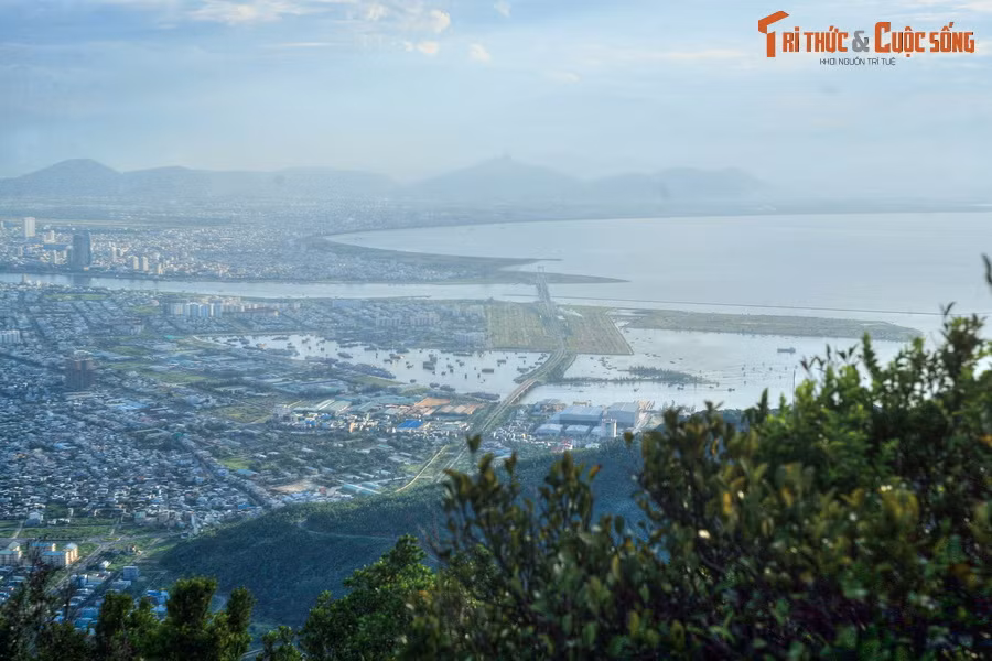  3. Đà Nẵng. Không chỉ có những bãi biển trải dài, Đà Nẵng - nơi được mệnh danh là thành phố "đáng sống nhất Việt Nam" - còn sở hữu nhiều khung cảnh núi non hấp dẫn như bán đảo Sơn Trà, danh thắng Ngũ Hành Sơn, khu du lịch Bà Nà...