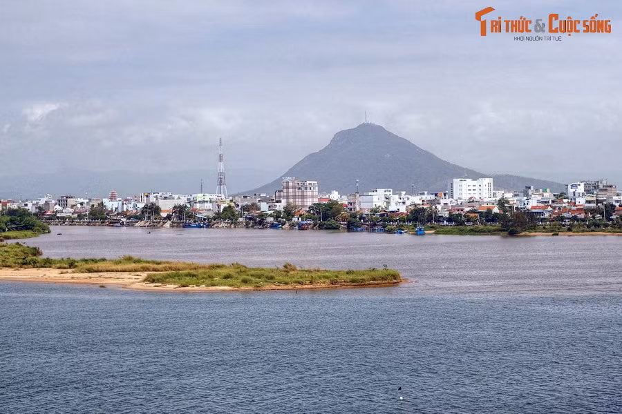  6. Tuy Hòa. Núi Chóp Chài và núi Nhạn là hai ngọn núi nổi tiếng của thành phố biển Tuy Hòa. Nếu núi Nhạn được gần xa biết đến nhờ sự hiện diện của tháp Nhạn - một tòa tháp của người Chăm cổ, thì núi Chóp Chài gây ấn tượng nhờ sự kỳ vĩ, được coi là một biểu tượng của đất Phú Yên.