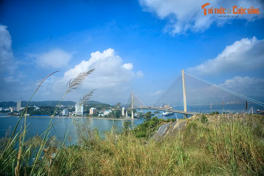  1. Hạ Long. Ngoài vịnh Hạ Long danh tiếng toàn cầu, thành phố Hạ Long còn có nhiều bãi tắm đẹp và cảnh quan đồi núi hấp dẫn. Ngọn núi nổi tiếng nhất thành phố này là núi Bài Thơ, nơi còn lưu lại các bài thơ của vua Lê Thánh Tông khắc trên đá năm 1468, và của chúa Trịnh Cương năm 1729.