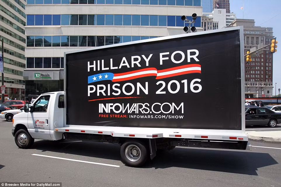 Một dòng chữ chế giễu bà Clinton trên đường phố.