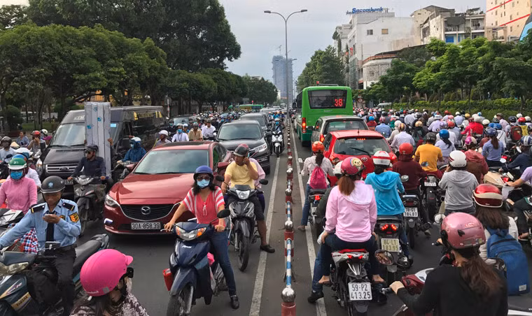 Anh: Giao thong Sai Gon hon loan giua con mua ngay dau tuan