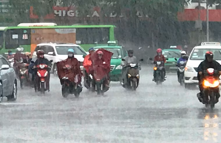 Cơn mưa khá lớn bất ngờ ào ạt đổ xuống trung tâm Sài Gòn ngay thời điểm đầu giờ sáng.