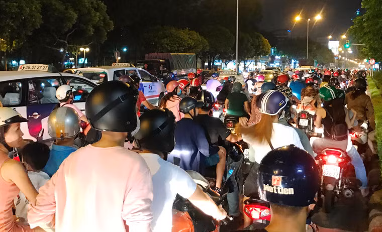 Theo Sở Giao thông Vận tải TP HCM, để phục vụ thi công nhà ga Bến Thành thuộc tuyến metro Bến Thành – Suối Tiên, đường Phạm Ngũ Lão, quận 1 (đoạn từ Cống Quỳnh đến Nguyễn Thị Nghĩa) xe máy được đi 2 chiều, ôtô chỉ được đi chiều từ Cống Quỳnh đến Nguyễn Thị Nghĩa. Đoạn từ Calmette đến Phó Đức Chính và đoạn từ Nguyễn Thị Nghĩa đến Yersin, các loại xe đi một chiều.