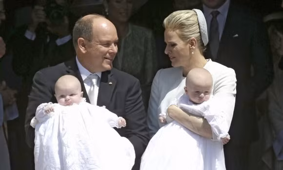 Hoàng tử Jacques và Công chúa Gabriella (Monaco). Hai bé Gabriella và Jacques Honore Rainier là con của Công nương Charlene Wittstock và Hoàng tử Albert. Theo luật pháp của Monaco, hoàng tử Jacques sẽ là người thừa kế ngai vàng của Vương quốc này trong tương lai...