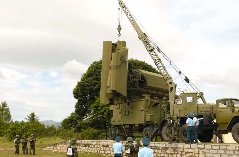 Luyên tập thu hồi triển khai khí tài radar điều khiển hỏa lực S-75 Volga tại Tiểu đoàn 86, Trung đoàn 274.