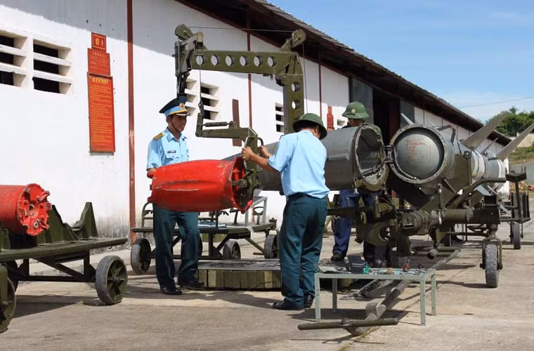 Các nhân viên kỹ thuật Tiểu đoàn 90, Trung đoàn 274 lắp ráp đạn tên lửa.