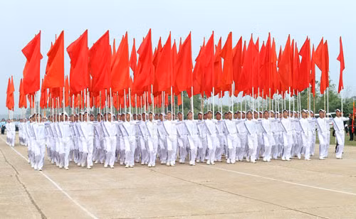 Tại các địa điểm kiểm tra, Đoàn công tác đã nghe chỉ huy các Cụm báo cáo kết quả, thành tích của các cơ quan, đơn vị trong tổ chức bảo đảm và duy trì luyện tập của các khối, các đơn vị, đồng thời tham quan các lực lượng tham gia diễu binh, diễu hành diễu qua lễ đài theo kịch bản Lễ kỷ niệm 70 năm Quốc khánh nước Cộng hòa xã hội chủ nghĩa Việt Nam đã xác định. Ảnh: Khối Hồng kỳ.