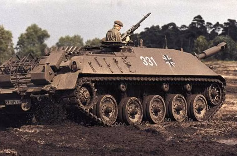 Với động cơ này, Kanonenjagdpanzer đạt tốc độ rất cao 70km/h. Với tốc độ này, nó phù hợp với chiến thuật “bắn – chuồn”.