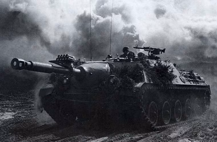 Ngoài ra, một lợi thế nữa của Kanonenjagdpanzer là có cấu hình rất thấp (cao hơn 2m) nên rất dễ ẩn núp, khó bị phát hiện, đảm bảo chiến thuật phục kích tấn công diệt các đội hình tăng của đối phương. Nếu bị phát hiện, lợi dụng sự nhỏ gọn, tốc độ cao, nó có thể “tháo chạy” trước các cỗ tăng nặng nề của Liên Xô.