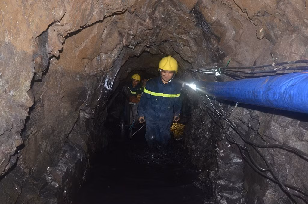 “Hiện công tác cứu hộ đang gặp nhiều khó khăn bởi đường hầm bên trong hẹp không thể đưa được các máy chuyên dụng vào. Lực lượng chức năng phải đưa máy nổ cỡ nhỏ vào trong và xe rùa để đưa cát ra ngoài tiếp cận nơi các nạn nhân đang mắc kẹt”, Đại tá Hoàn cho hay.