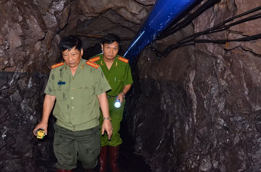 Đại tá Trần Văn Hoàn – Phó giám đốc Công an tỉnh Hòa Bình - đã xuống hiện trường và trực tiếp vào trong hầm nơi có 2 công nhân mắc kẹt để nghiên cứu đưa ra các phương án cứu hộ tối ưu nhất. Theo Đại tá Hoàn, lực lượng chức năng địa phương đã túc trực 24/24 chia thành các nhóm liên tục thay nhau vào trong hầm để khắc phục sự cố.