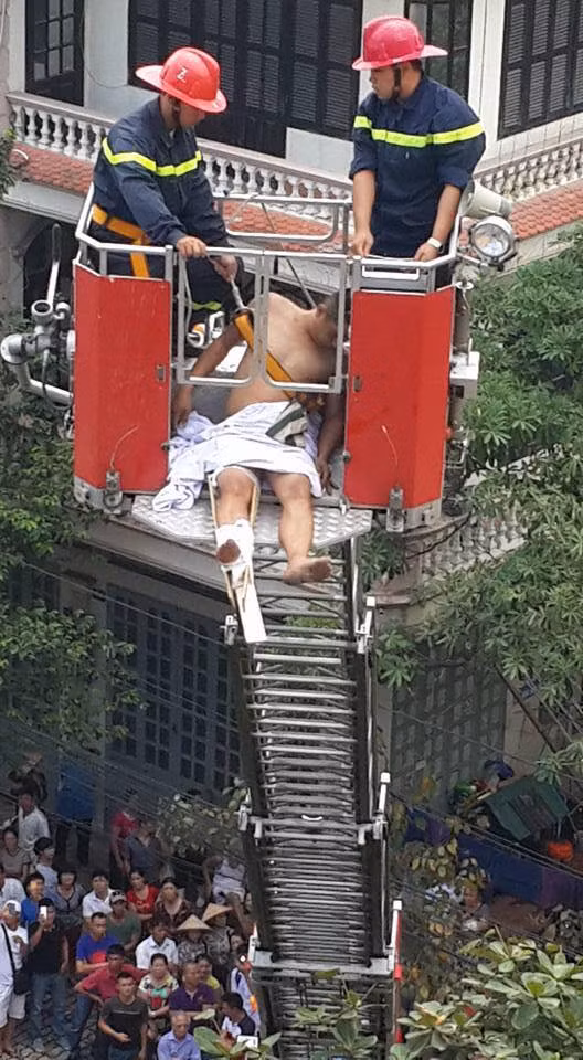 Giai cuu thanh nien nghi ngao da khoa than tren mai nha nghi