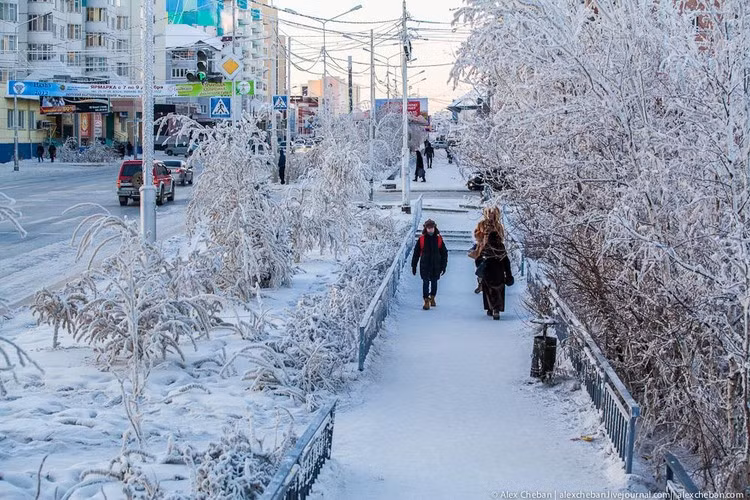 Người dân Yakutsk luôn cố gắng ở ngoài trời ít thời gian nhất có thể. Bên trong những ngôi nhà luôn ấm áp nên khi vào nhà, mọi người đều cởi hết áo khoác ngoài.
