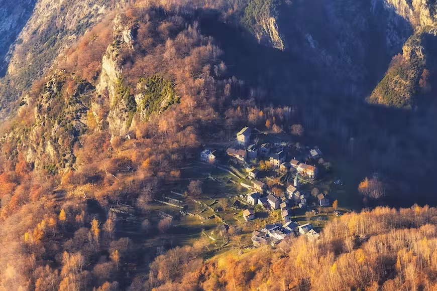 Lombardy, Italy: Với thời tiết mát mẻ ngay cả khi lá rụng, Lombardy ở miền Bắc Italy là điểm lý tưởng để ngắm lá đổi màu tại châu Âu. Cây dương bản địa của vùng này đổi sang màu vàng rực trước khi rụng lá.