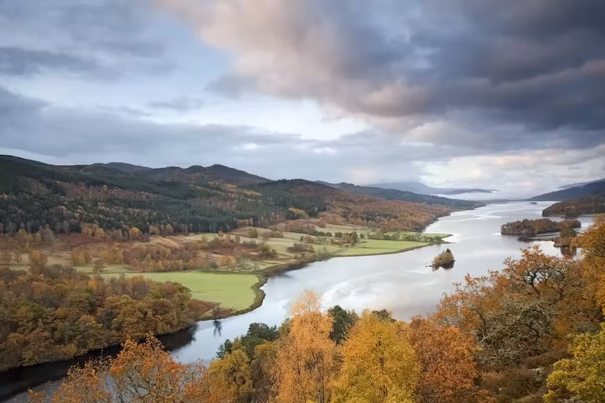 Pitlochry, Scotland: Các rừng thông của Scotland không đổi màu, nhưng những cây rụng lá khác đem lại một trong những khung cảnh đẹp nhất châu Âu.