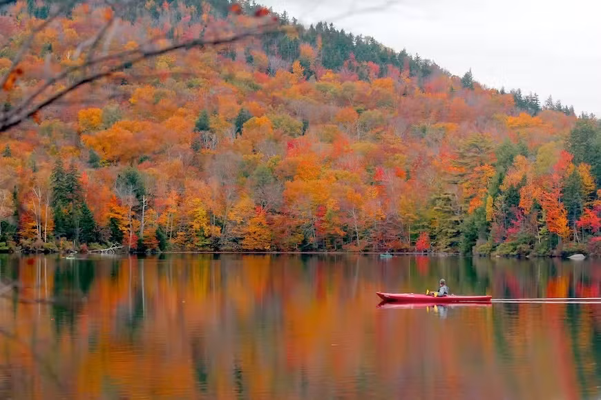 Dãy White, New Hampshire, Mỹ: Với màu sắc rực rỡ, dãy White được xem là một trong những điểm tham quan tuyệt diệu nhất không chỉ ở Mỹ mà còn trên toàn thế giới.