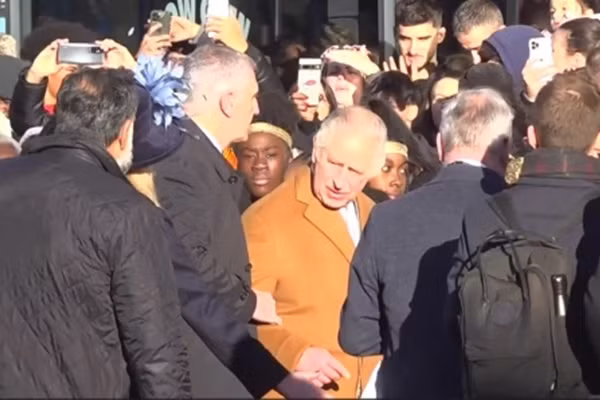 Bat nghi pham 'nem trung vao Vua Charles' lan thu hai