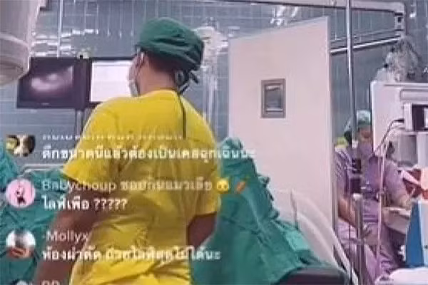 Bac si hung “gach da” vi livestream ca phau thuat tren TikTok