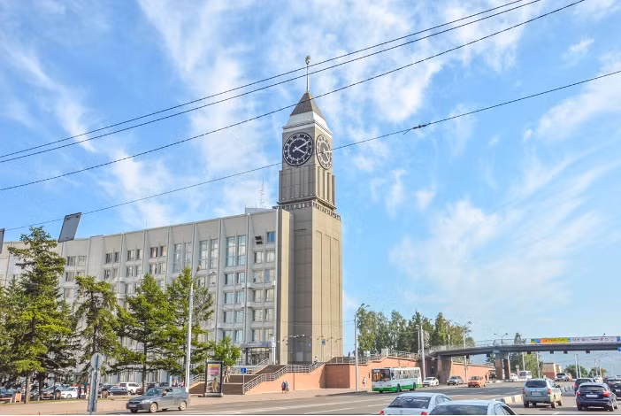 5. Krasnoyarsk 'Big Ben': Vào những năm 1960 tại Krasnoyarsk, một thành phố ở Đông Siberia, người ta đã quyết định dựng lên một tòa tháp có mặt đồng hồ tương tự Big Ben.