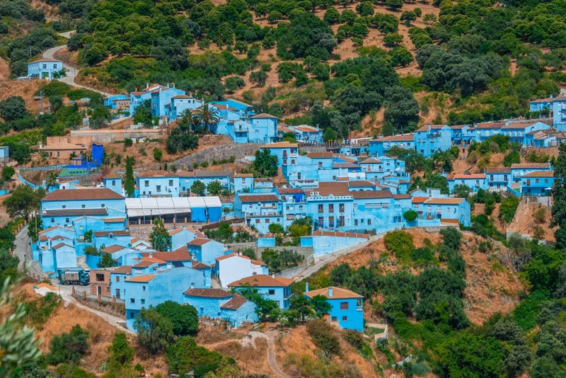 Những ngôi nhà nhỏ ở làng Juzcar, gần Malaga, tỉnh Andalusia, Tây Ban Nha, bỗng trở nên nổi tiếng và thu hút khách du lịch sau khi được chọn làm địa điểm quảng cáo bộ phim Xì Trum.