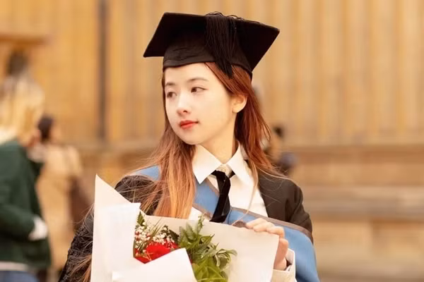 Qua xinh dep, co gai bi nghi noi doi viec tot nghiep DH Oxford-Hinh-2