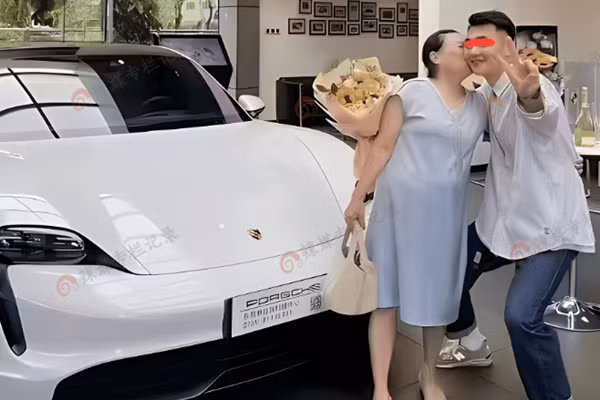 Chàng trai 28 tuổi được tặng siêu xe khi cưới vợ 58 tuổi Chang trai 28 tuoi duoc tang sieu xe khi cuoi vo 58 tuoi