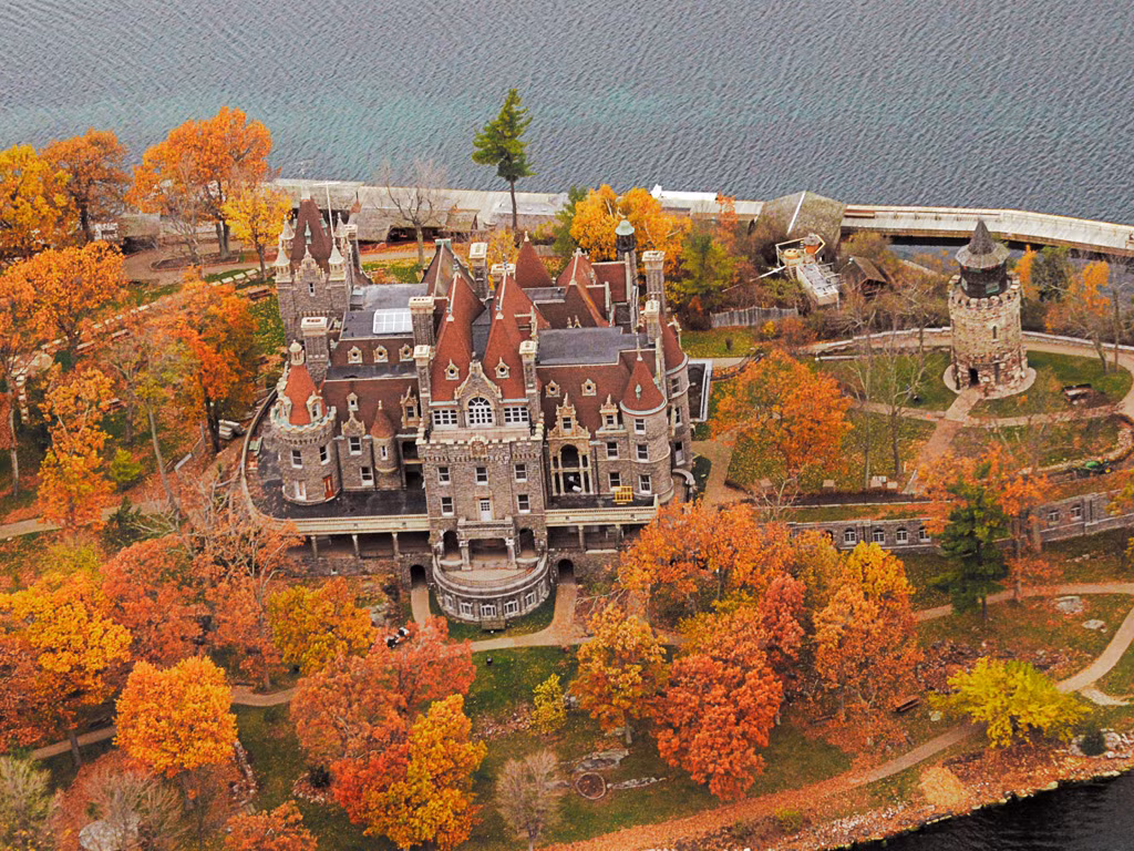 Thousand Islands hay còn gọi là quần đảo “Ngàn đảo” là vùng biên giới giữa Mỹ và Canada. Chuỗi đảo này bao gồm 1.864 đảo lớn nhỏ nằm sát nhau, khởi nguồn từ phía Đông Bắc hồ Ontario dọc theo con sông Saint Lawrence cho tới 80 km.