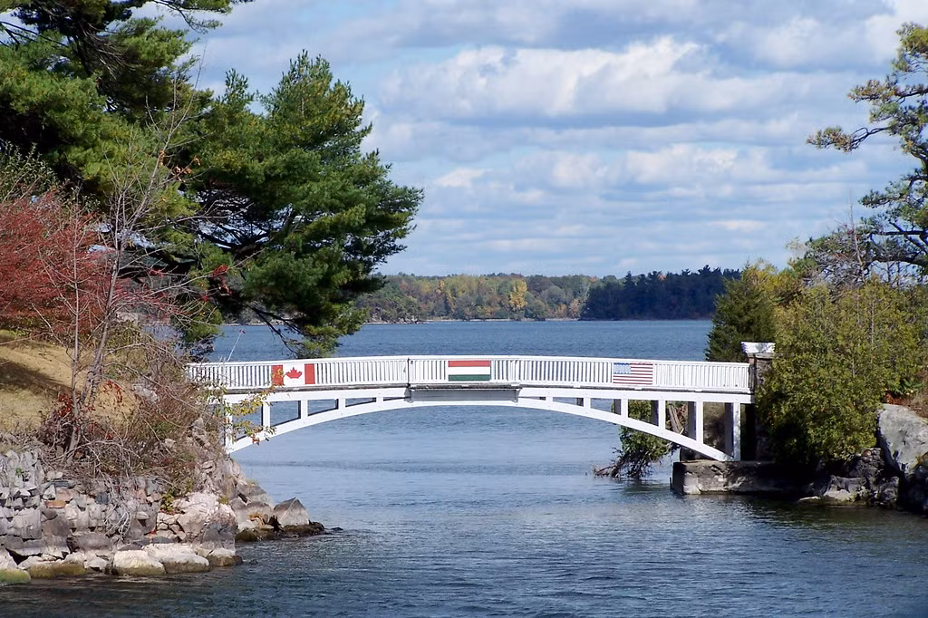 Hòn đảo lớn hơn thuộc về Canada, hòn đảo nhỏ thuộc về Mỹ. Chiếc cầu đi bộ nhỏ xíu nối liền hai đảo được xem là chiếc cầu quốc tế ngắn nhất trên thế giới. Ảnh: IT.
