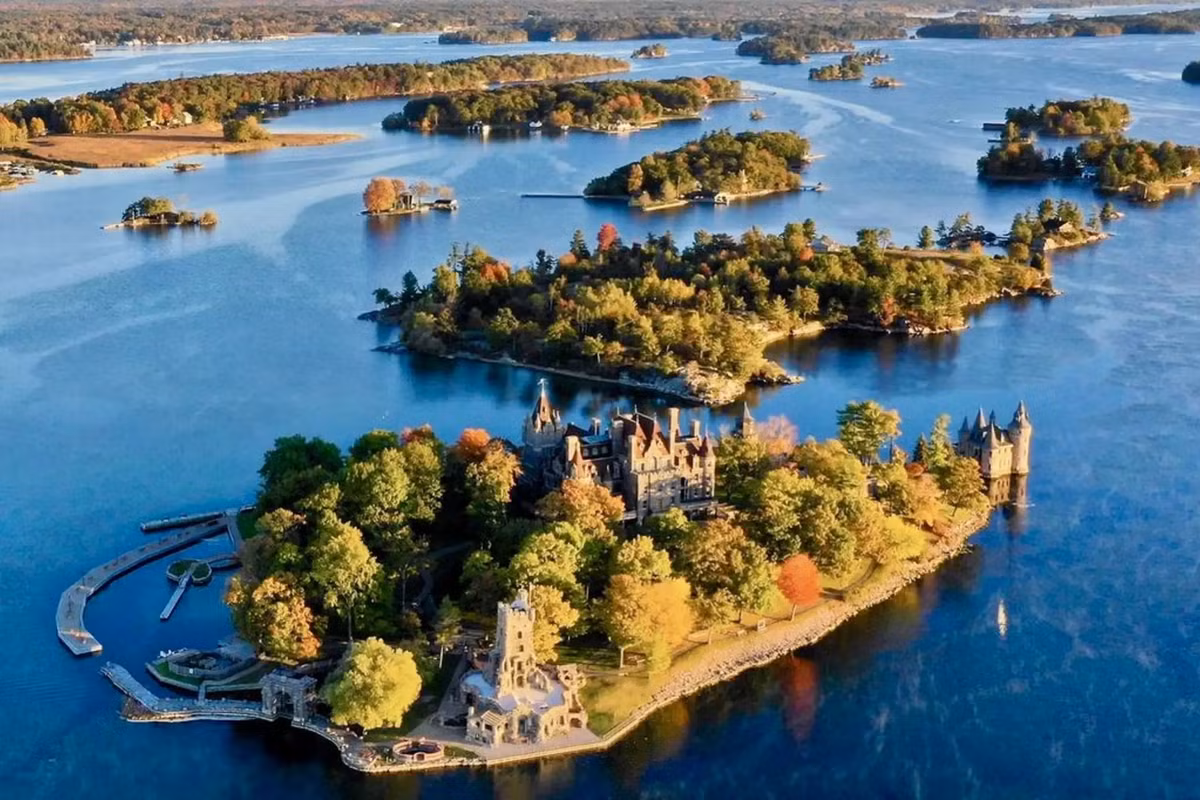Diện tích trung bình trên các hòn đảo ở Thousand Islands là 25 km², nhưng cũng có những đảo nhỏ chỉ vừa một người đứng, thậm chí có những tảng đá nhô lên mặt nước cũng được gọi là đảo.