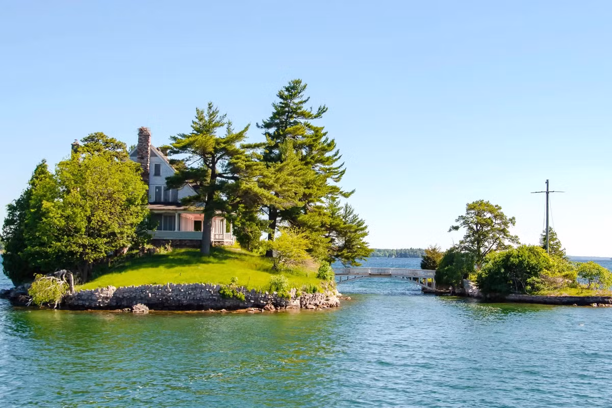 Thousand Islands còn nổi tiếng với hòn đảo được chụp ảnh nhiều nhất là đảo Zavikon (ZavikonIsland), gồm hai hòn đảo bé xíu nằm sát bên nhau, gần làng Rockport.