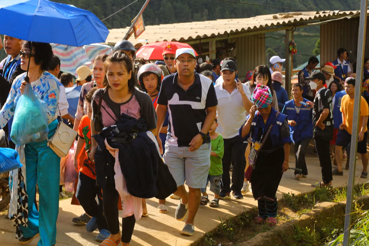 Được biết, để có vài giây ngắm hoàng hôn tuyệt đỉnh ở đây, ta phải tốn tới hàng tiếng đồng hồ băng qua một cánh rừng, đường đi rất dốc, xấu và cực trơn.