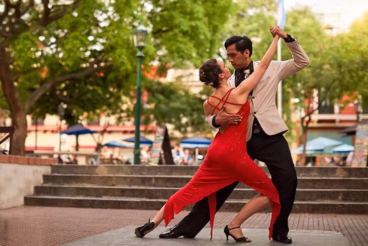 Argentina là quê hương của điệu nhảy Tango nổi tiếng. Điệu nhảy bắt nguồn từ thủ đô Buenos Aires vào thế kỷ 19, ban đầu nó được biểu diễn ở những khu vực nghèo khổ xung quanh bến tàu. Vào thời điểm đó, một số người coi thường điệu nhảy, cho rằng nó thấp hèn và không đẹp.
