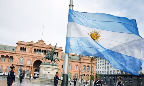 97% người Argentina có nguồn gốc châu Âu, phần lớn trong số đó có nguồn gốc từ người Tây Ban Nha hoặc người Ý. Điều này là do quá trình nhập cư hàng loạt vào giữa thế kỷ 19.