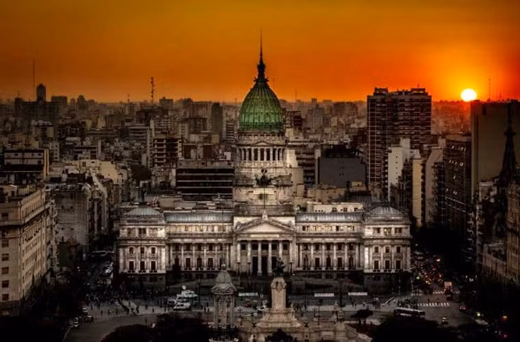 Tên gọi “Argentina” là một từ Latinh, có nghĩa là “bạc”. Những người di cư gốc châu Âu cho rằng, đất nước Argentina có rất nhiều bạc, nhưng tin đồn này đến nay chưa bao giờ được xác minh.