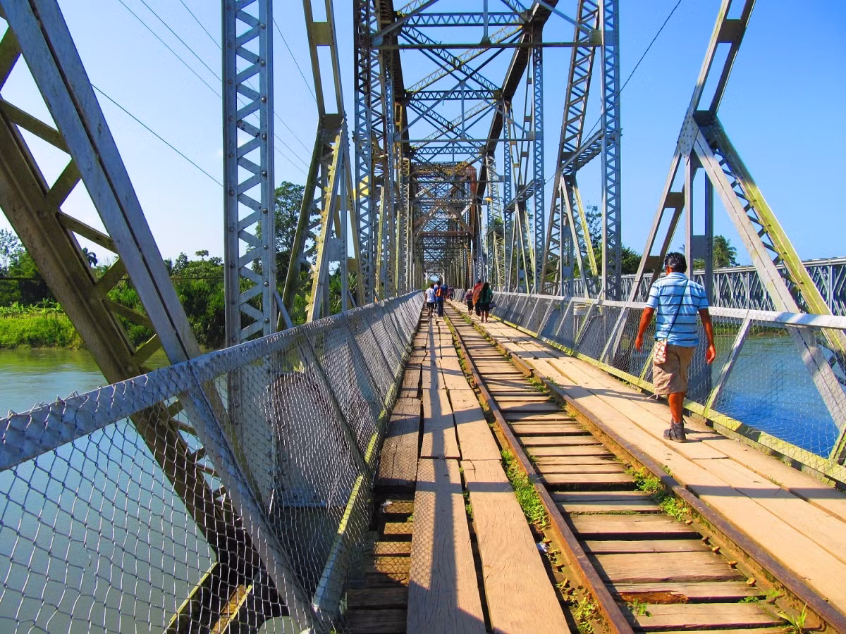 Costa Rica – Panama: Đường biên giới giữa Costa Rica và Panama là một cây cầu trên sông Sixaola. Hiện nay, cây cầu ván gỗ ọp ẹp dài 64 m vẫn được người đi bộ sử dụng.