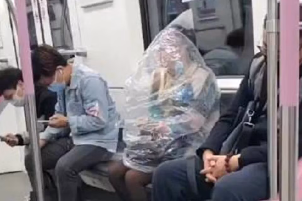 Nu hanh khach bi “len an” vi trum tui nilong de an chuoi tren tau