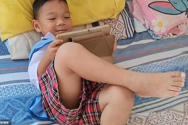 Xa sung Thai Lan: Be trai bi ban vao dau song sot than ky