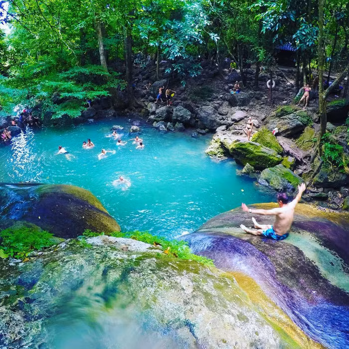 Điểm đặc biệt ở thác Erawan là sự hiện diện của những loài cá nhỏ ăn da chân. Những chú cá biến nơi đây thành một spa thu nhỏ mà bạn có thể hoàn toàn tận hưởng dịch vụ miễn phí.
