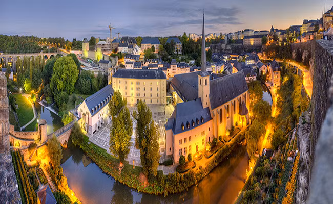 Luxembourg có tỷ lệ người nước ngoài sinh sống cao nhất trong tất cả các quốc gia châu Âu với 43% là cư dân nước ngoài. Cư dân Bồ Đào Nha chiếm tỷ lệ phần trăm dân số nước ngoài lớn nhất, với hơn 15%.