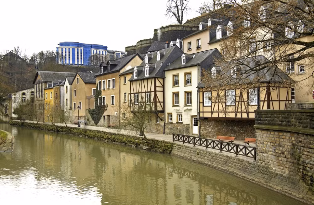 Luxembourg cung cấp dịch vụ giao thông công cộng hoàn toàn miễn phí: Đây là quốc gia đầu tiên trên thế giới cung cấp phương tiện giao thông công cộng miễn phí cho cả nước, bao gồm xe lửa, tàu điện và xe buýt.