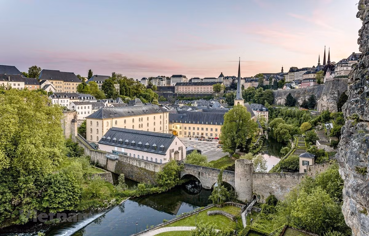 Luxembourg có mức lương tối thiểu cao nhất ở châu Âu. Mức lương tối thiểu hàng tháng ở đây là 2.141.99 euro (khoảng 52,5 triệu đồng).