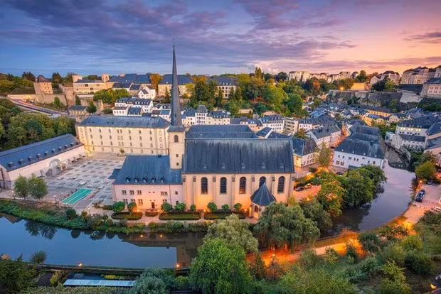 Luxembourg là một quốc gia siêu nhỏ với diện tích chỉ vỏn vẹn 2.586,4 km2 và có chưa đến 600.000 dân. Nhỏ bé và ít được biết đến là thế nhưng Luxembourg lại ẩn chứa rất nhiều thú vị.
