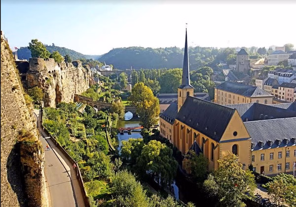 Luxembourg được mệnh danh là xứ sở của những cây cầu khi mà có tổng cộng tới 110 cây cầu chỉ trong lãnh thổ quốc gia nhỏ bé này. Du khách có thể bắt gặp cầu ở bất cứ nơi đâu.