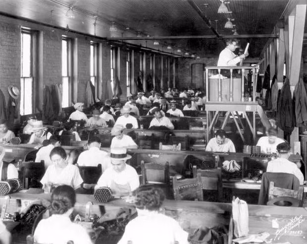 Người đọc: Theo Tampa Tribune, công việc tại các nhà máy thời xưa khá nhàm chán và đơn điệu. Vì vậy, để “mua vui” cho công nhân của mình, các xí nghiệp thuê hẳn một vị trí là người đọc. Họ sẽ ngồi một chỗ và đọc to tin tức trên báo chí cho các công nhân nghe lúc làm việc.