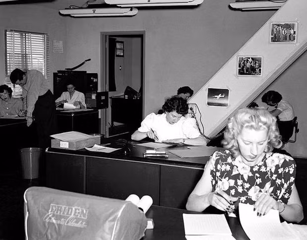 Máy tính: Trước khi đồ điện tử xuất hiện, "máy tính" (computer) là danh từ chỉ nghề nghiệp của con người chứ không phải một thiết bị. Công việc của họ là tính toán các con số thủ công bằng tay. Thường thì phụ nữ mới làm nghề này.